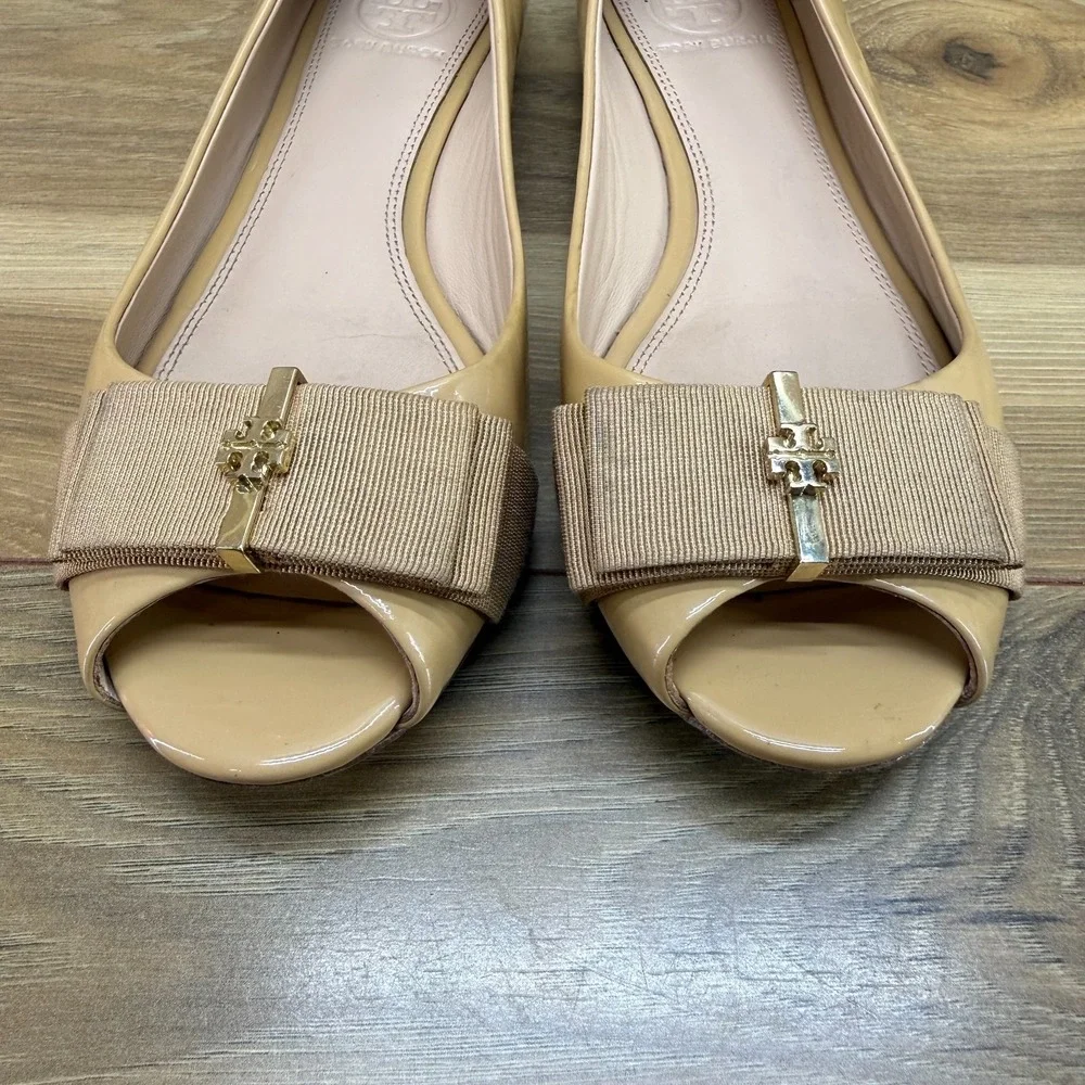 Tory Burch Trudy Peep Toe Flats 6.5 M Nude Tan Patent Leather Bow Gold logo